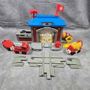 Geotrax Fast Response Rescue Co. Firetruck Wagon Tanker Street Sign Tracks